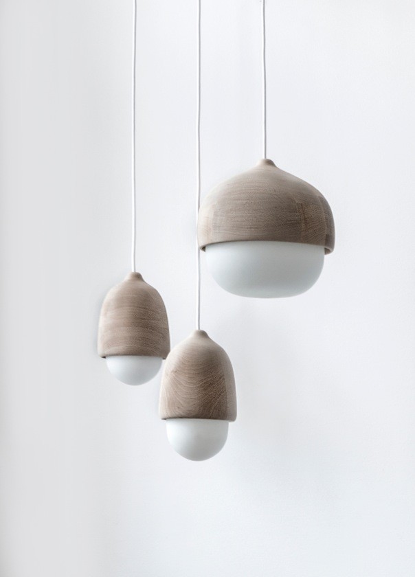 Suspension en bois et verre soufflé Terho Lamp M au design scandinave