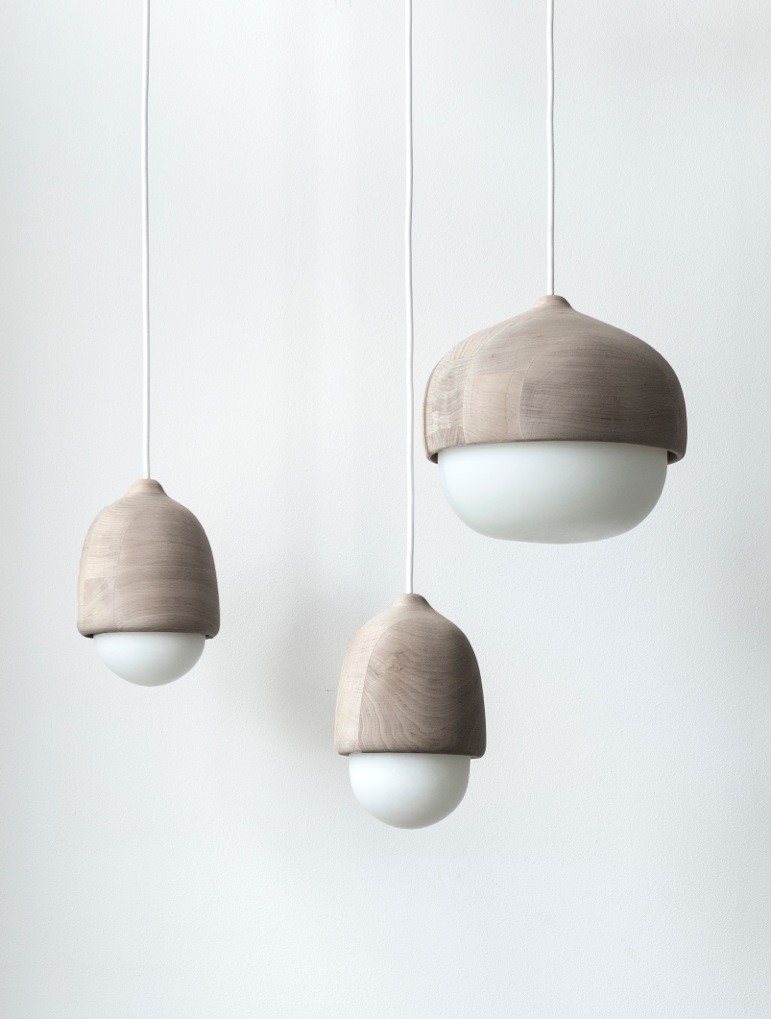 Suspension en bois et verre soufflé Terho Lamp L au design scandinave Suspension en bois et verre soufflé Terho Lamp M au design scandinave