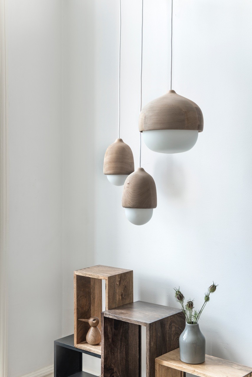 Suspension en bois et verre soufflé Terho Lamp L au design scandinave Suspension en bois et verre soufflé Terho Lamp M au design scandinave