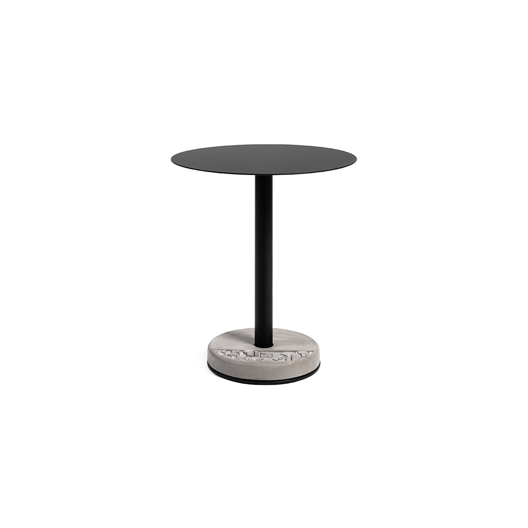Table de bistro ronde donut avec plateau en aluminium et pied en béton au style industriel par Lyon Beton