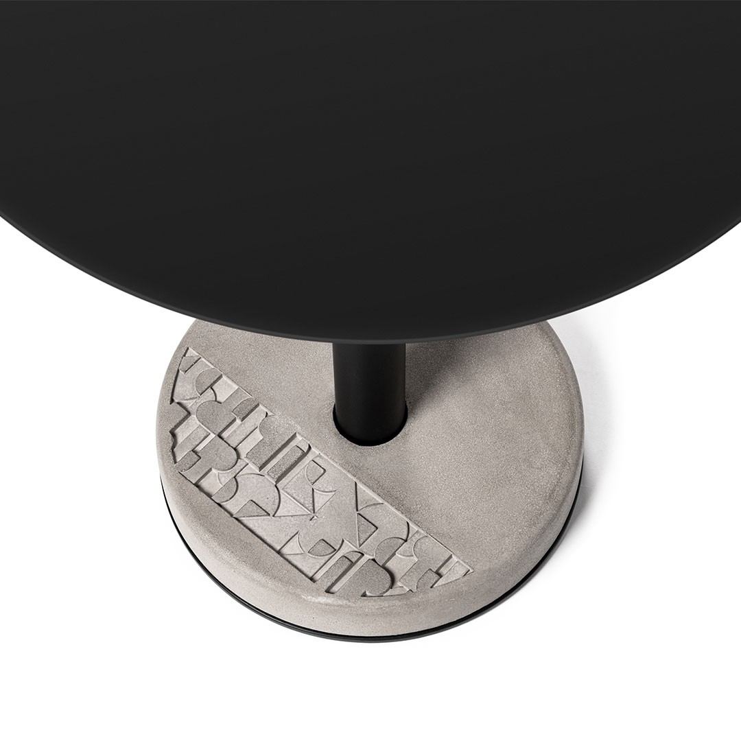 Table de bistro ronde donut avec plateau en aluminium et pied en béton au style industriel par Lyon Beton