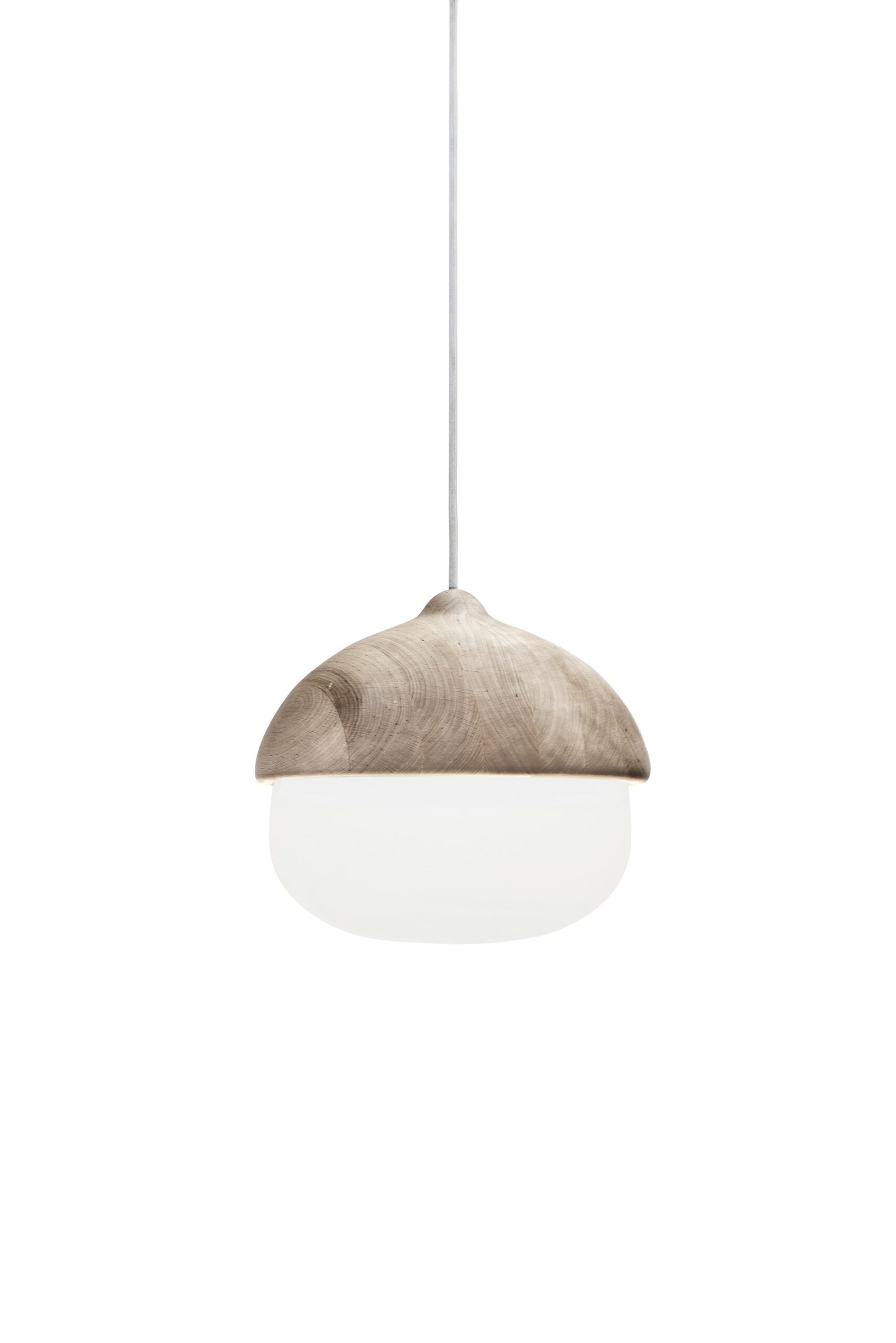 Suspension en bois et verre soufflé Terho Lamp M au design scandinave