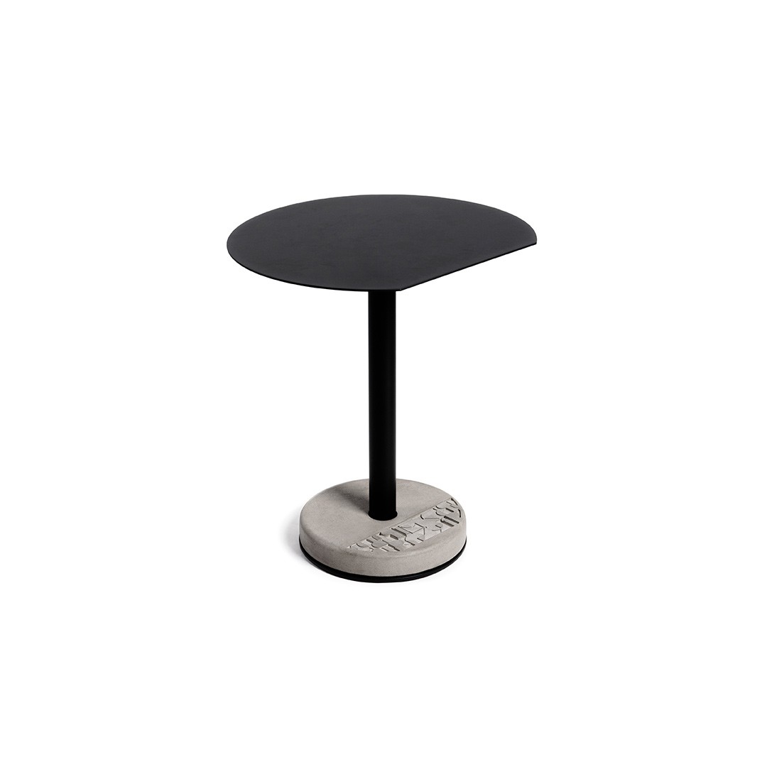 Table de bistro tronquée donut avec plateau en aluminium et pied en béton au style industriel par Lyon Beton