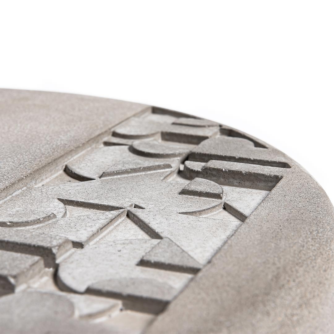 Table de bistro tronquée donut avec plateau en aluminium et pied en béton au style industriel par Lyon Beton