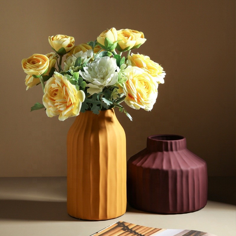 Vase céramique Korinthos bordeaux au design vintage Pavao Studio Vase Korinthos bordeaux en céramique au design vintage