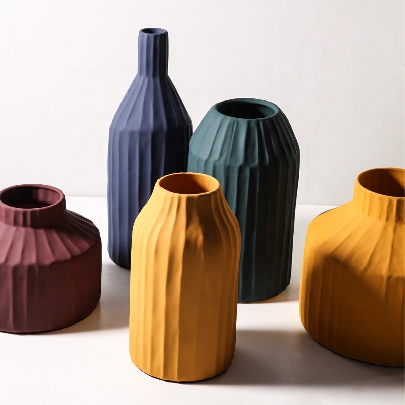Vase céramique Korinthos bordeaux au design vintage Pavao Studio Vase Korinthos bordeaux en céramique au design vintage