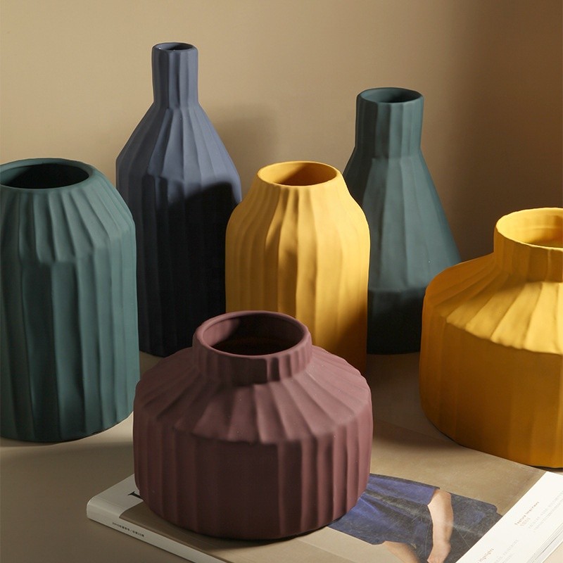 Vase céramique Korinthos bordeaux au design vintage Pavao Studio Vase Korinthos bordeaux en céramique au design vintage