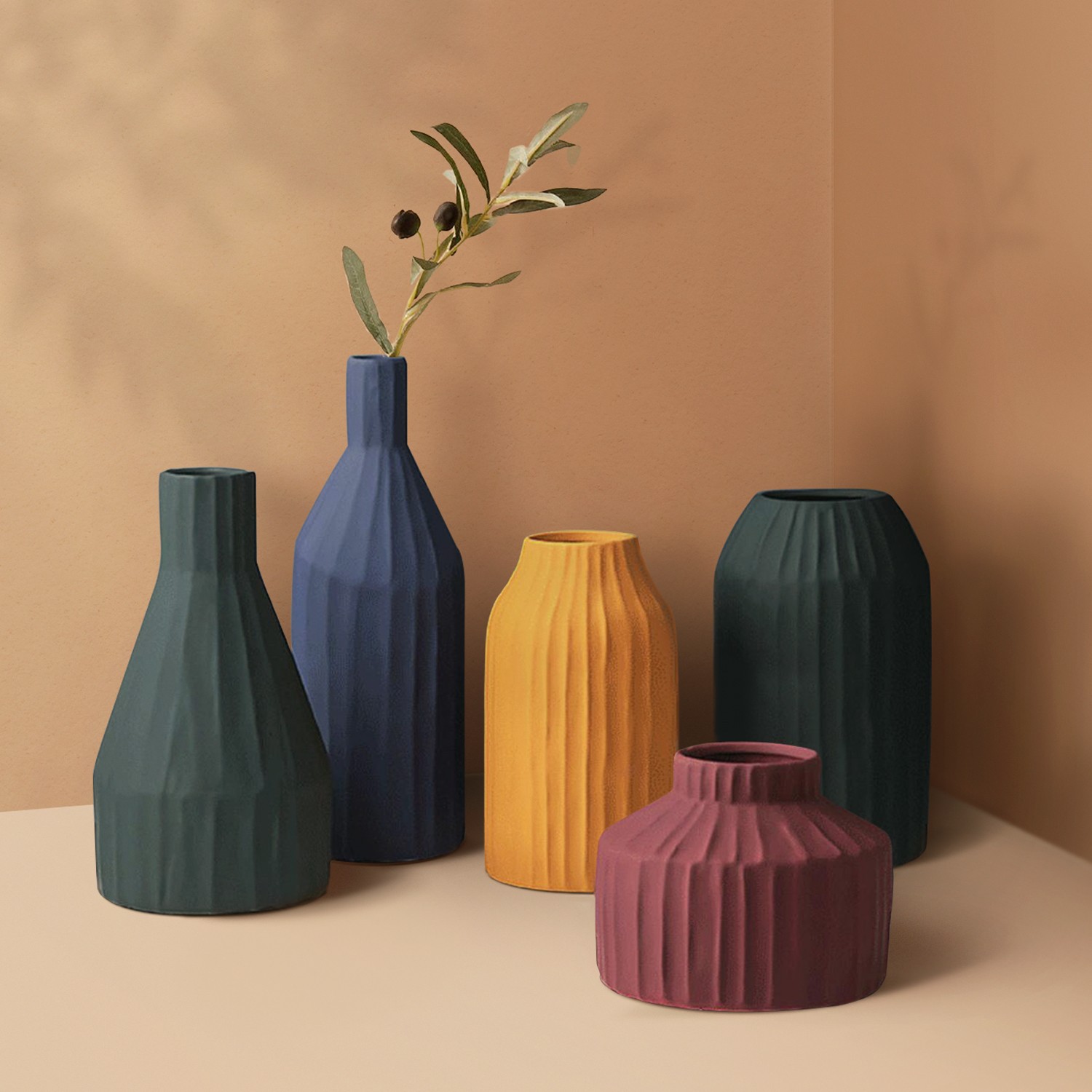 Vase céramique Korinthos bordeaux au design vintage Pavao Studio Vase Korinthos bordeaux en céramique au design vintage