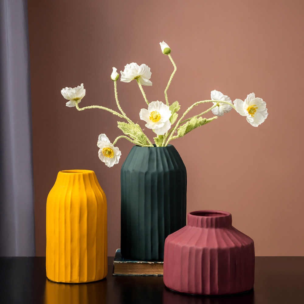 Vase céramique Korinthos bordeaux au design vintage Pavao Studio Vase Korinthos bordeaux en céramique au design vintage