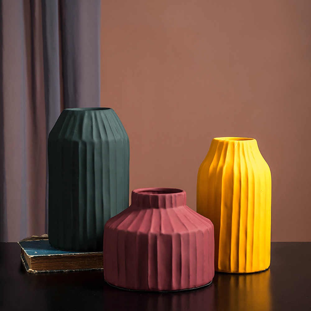 Vase céramique Korinthos bordeaux au design vintage Pavao Studio Vase Korinthos bordeaux en céramique au design vintage