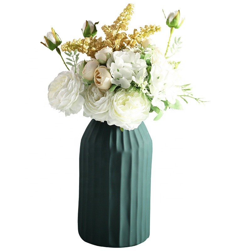Vase en céramique Korinthos green au design vintage Pavao Studio Vase Korinthos green en céramique au design vintage