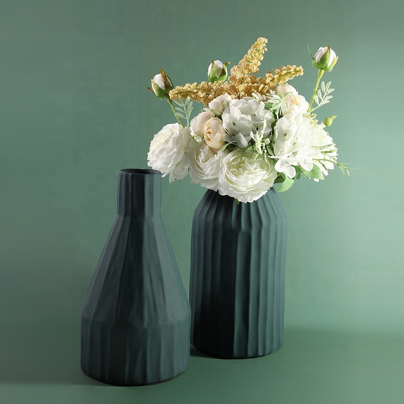 Vase Korinthos green en céramique au design vintage