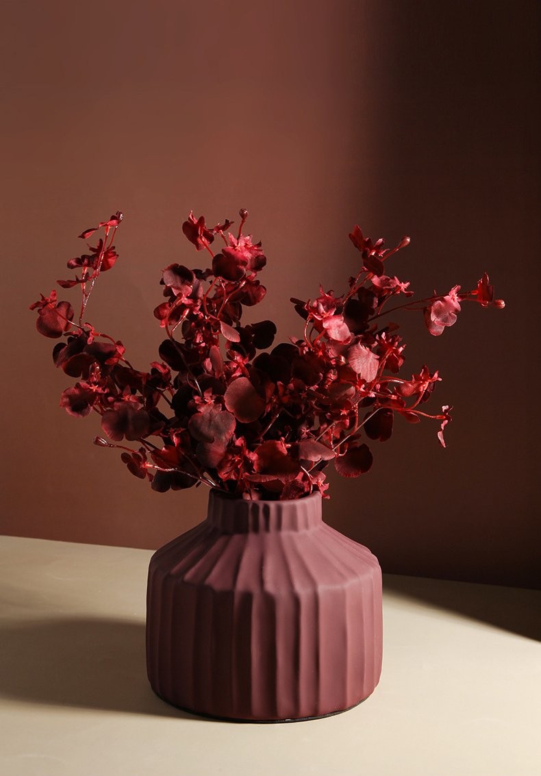 Vase Korinthos bordeaux en céramique au design vintage