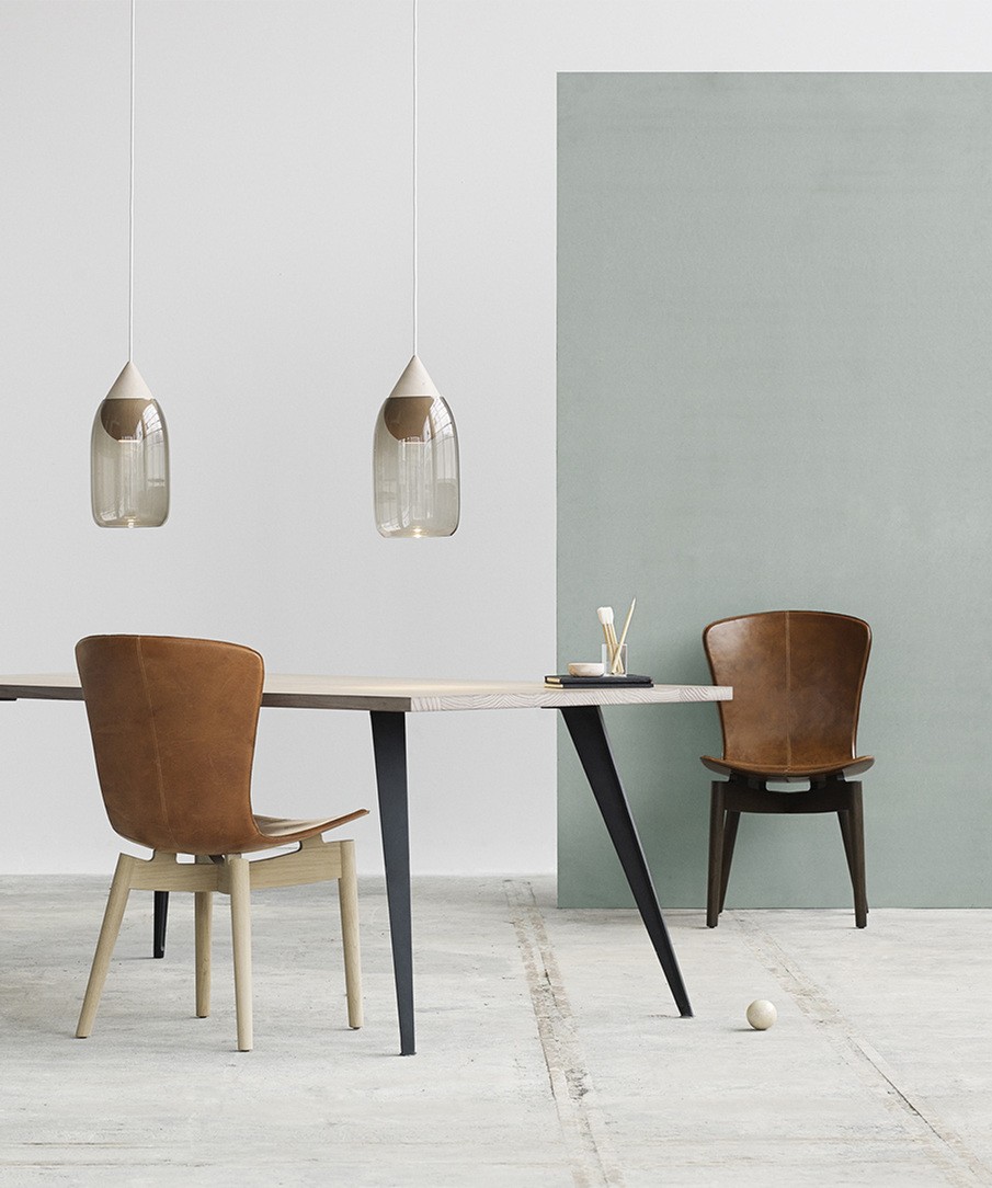 Suspension LED en bois Liuku Drop avec abat-jour en verre au design scandinave Suspension LED en bois Liuku Ball avec abat-jour en verre au design scandinave