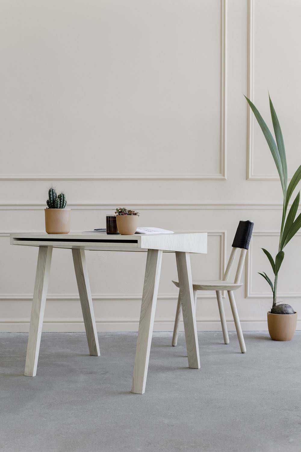Bureau 4.9 version 1 tiroir au design scandinave par Marius Valaitis x Emko Bureau 4.9 version 1 tiroir au design scandinave par Marius Valaitis x Emko