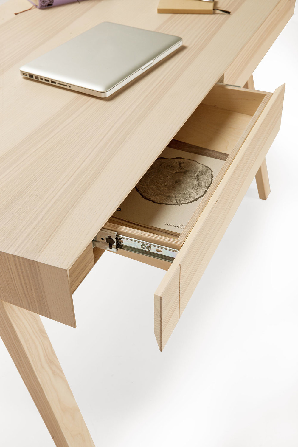 Bureau 4.9 version 2 tiroirs en bois au design scandinave par Marius Valaitis x Emko Bureau 4.9 version 2 tiroirs en bois au design scandinave par Marius Valaitis x Emko