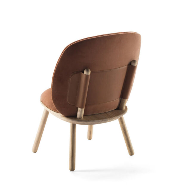 Fauteuil Naïve Low Chair en velour au design scandinave par etc.etc. x Emko