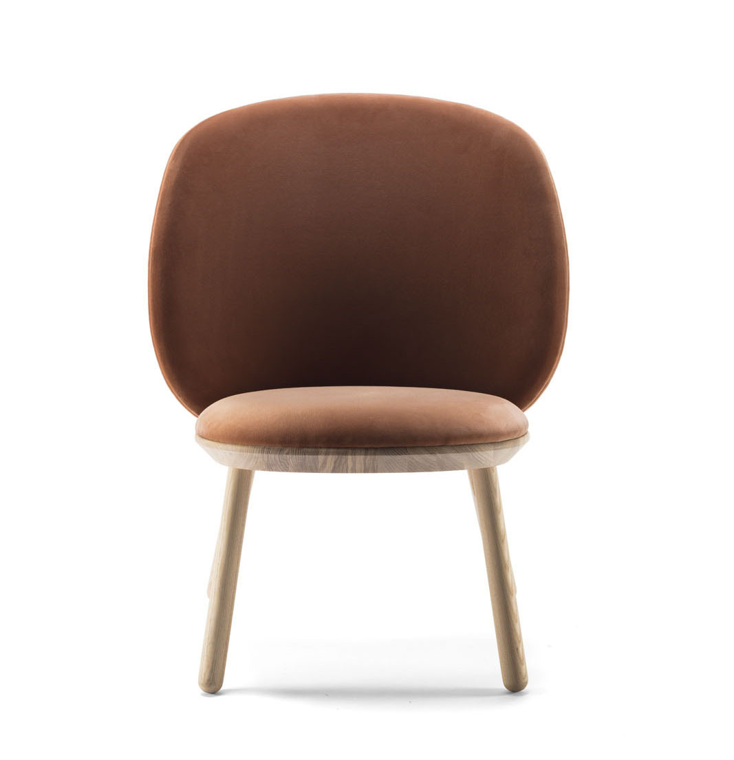 Fauteuil Naïve Low Chair en velour au design scandinave par etc.etc. x Emko
