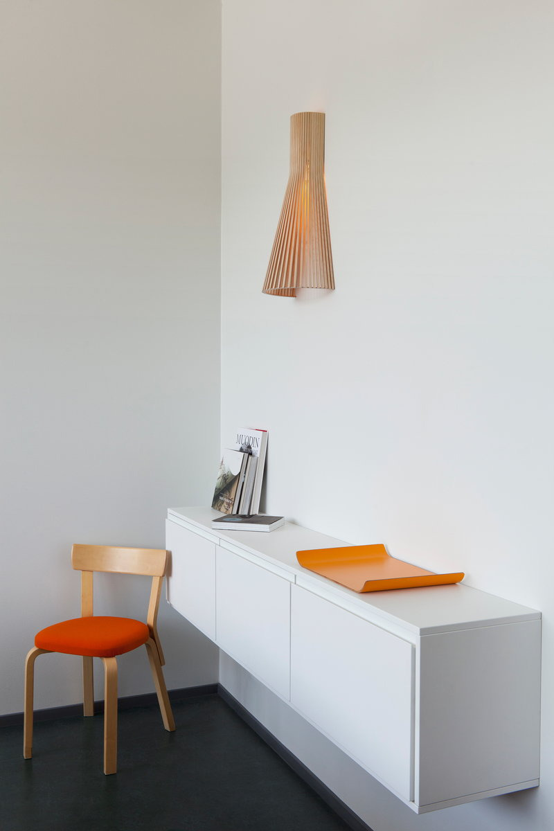 Applique murale au design scandinave 4230 en bois naturel par Secto Design