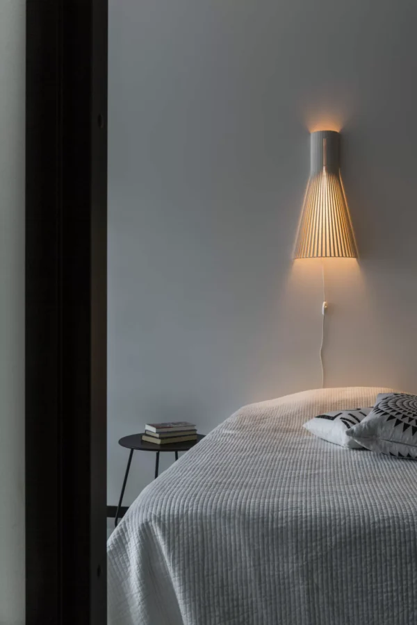 Applique murale au design scandinave 4230 en bois naturel par Secto Design