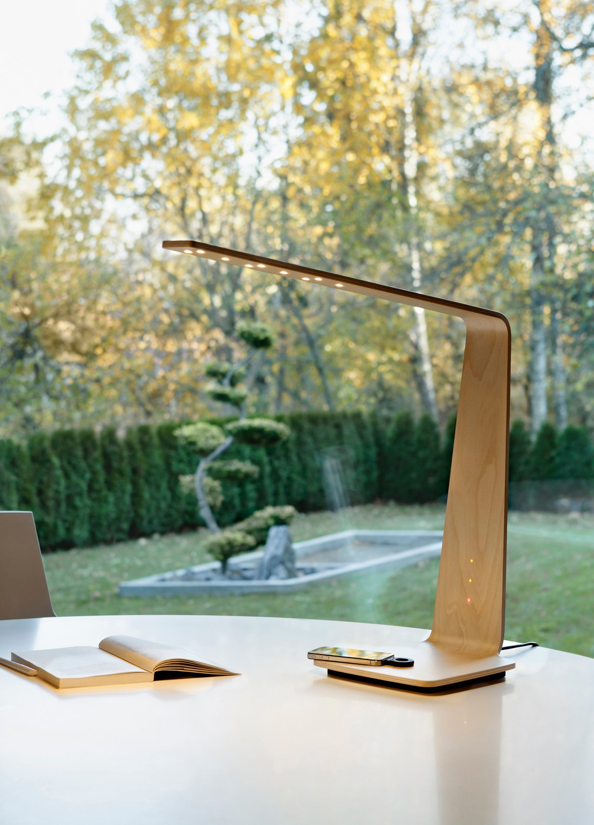 Lampe à poser tactile et station de charge pour smartphone en bois Led 8 au design scandinave et minimaliste