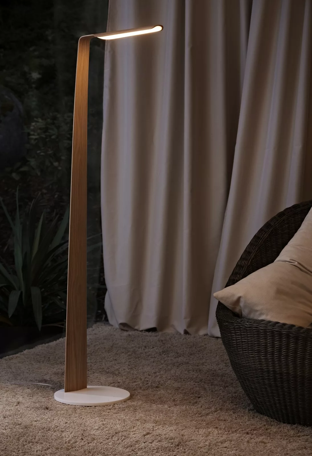 Lampadaire tactile en bois Led Swan au design scandinave et minimaliste
