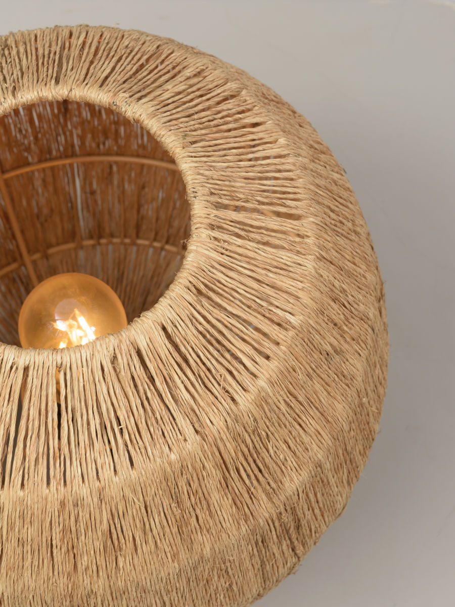 Lampe a poser Iguazu en jute au design naturel par Good & Mojo