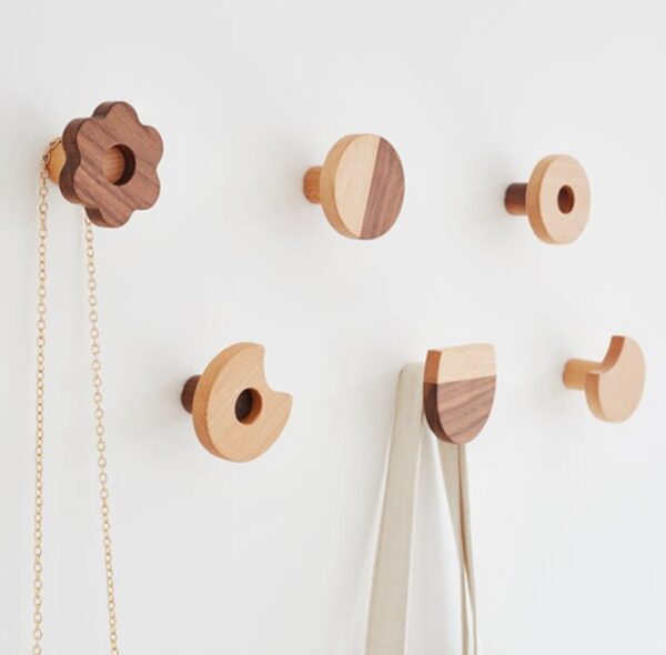 Patère murale en forme de biscuit au design original en bois