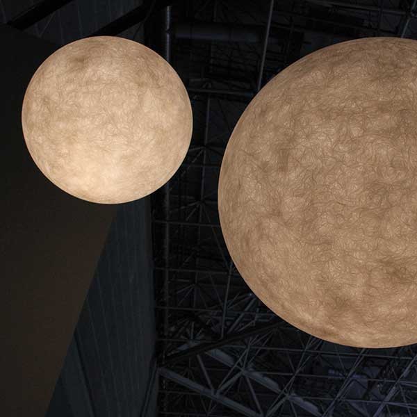 Suspension lune au design original et moderne Luna en Nebulite par Inesartdesign Suspension lune au design original et moderne Luna en Nebulite