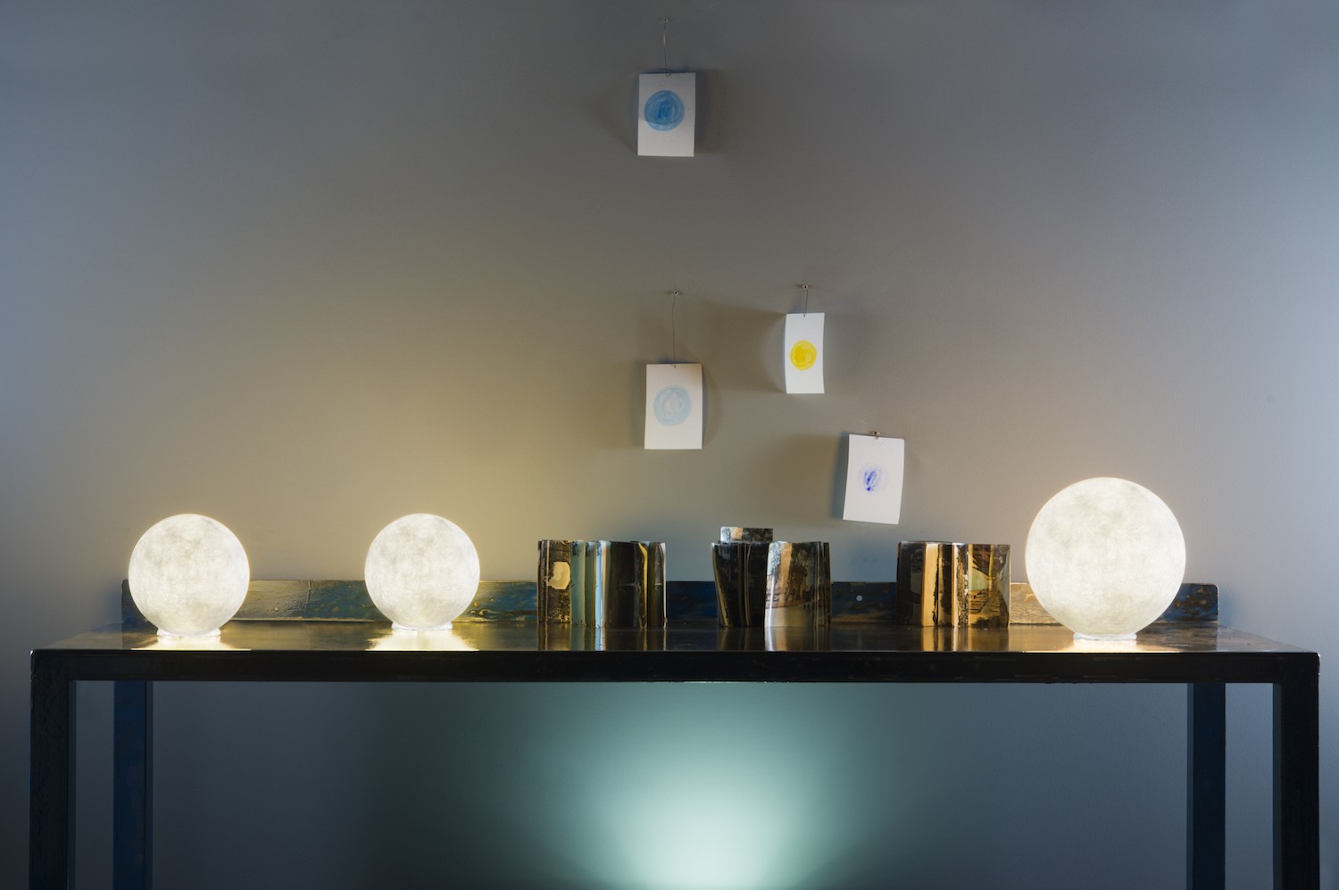 Lampe à poser petite lune au design original et moderne T-moon en Nebulite