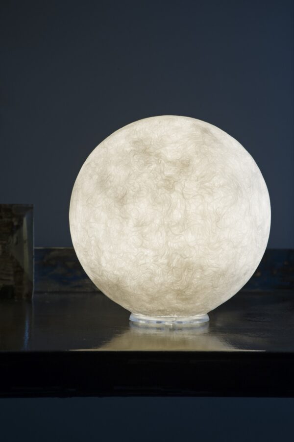 Lampe à poser petite lune au design original et moderne T-moon en Nebulite