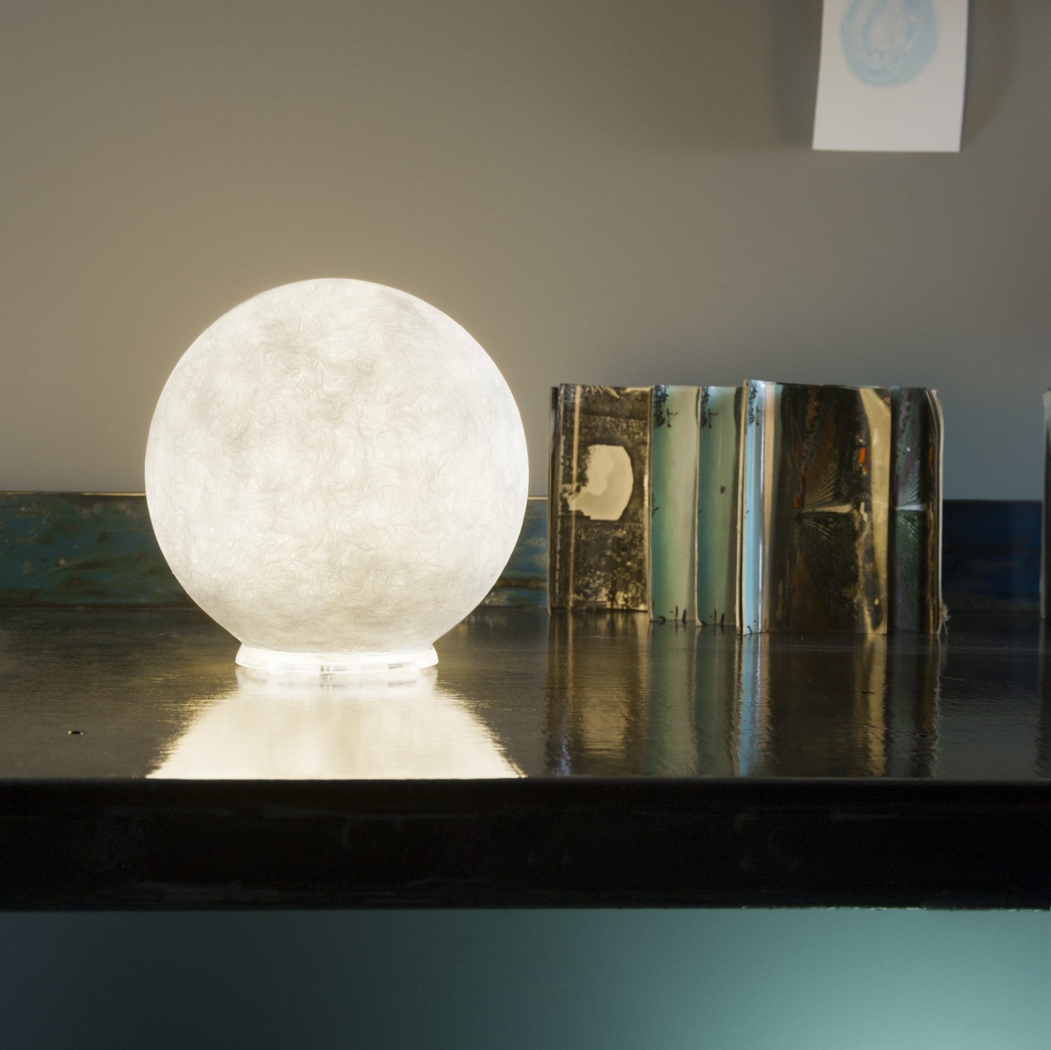 Lampe à poser petite lune au design original et moderne T-moon en Nebulite