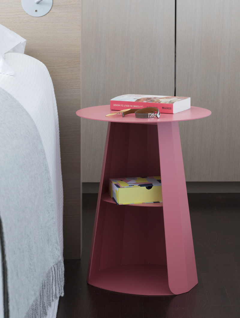 Table de chevet Ankara en acier par Constance Guisset x Matière grise Table de chevet Ankara en acier par Constance Guisset x Matière grise