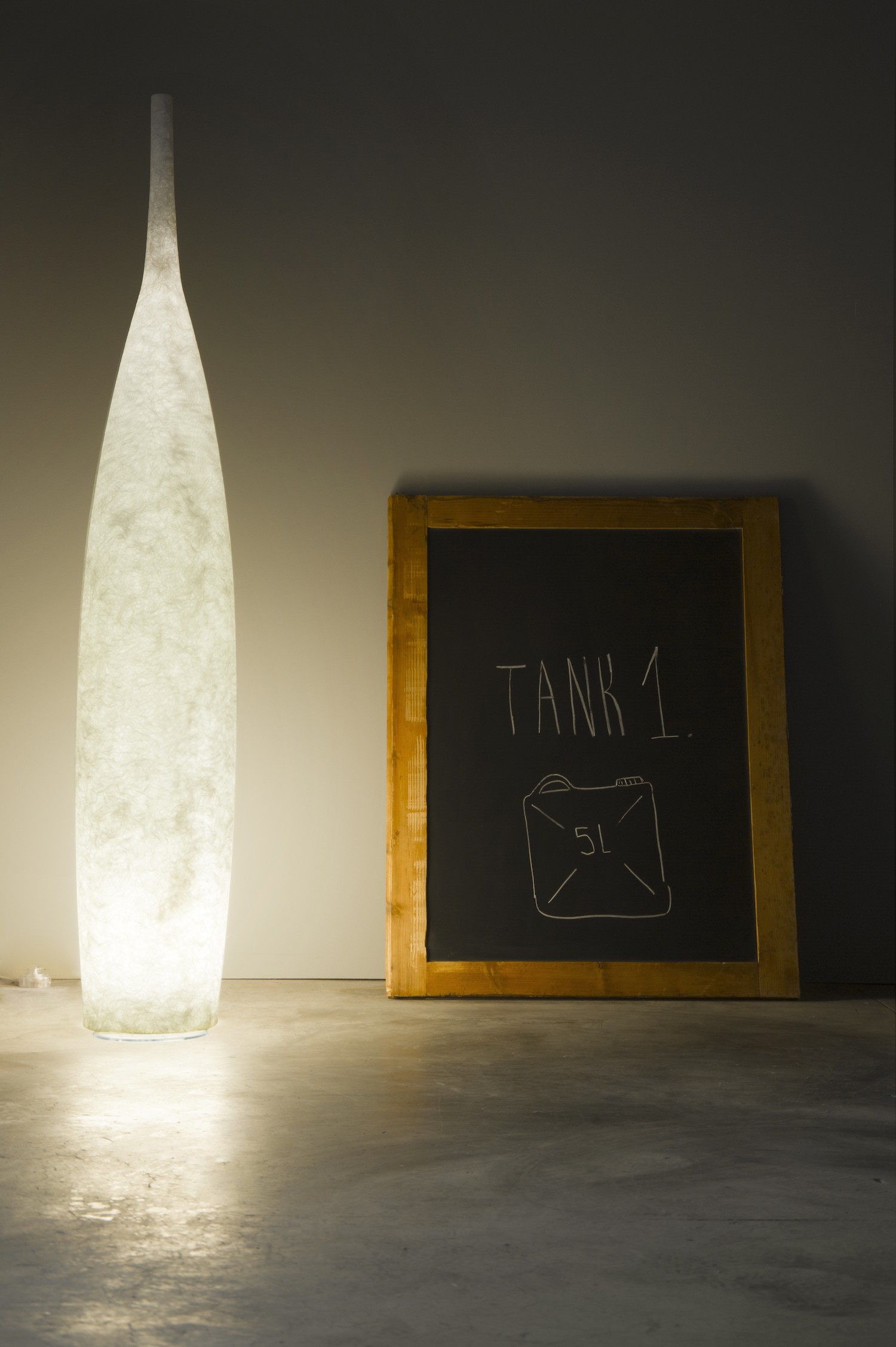 Lampadaire Tank 1 au design original et moderne en Nebulite Lampadaire Tank 1 au design original et moderne en Nebulite