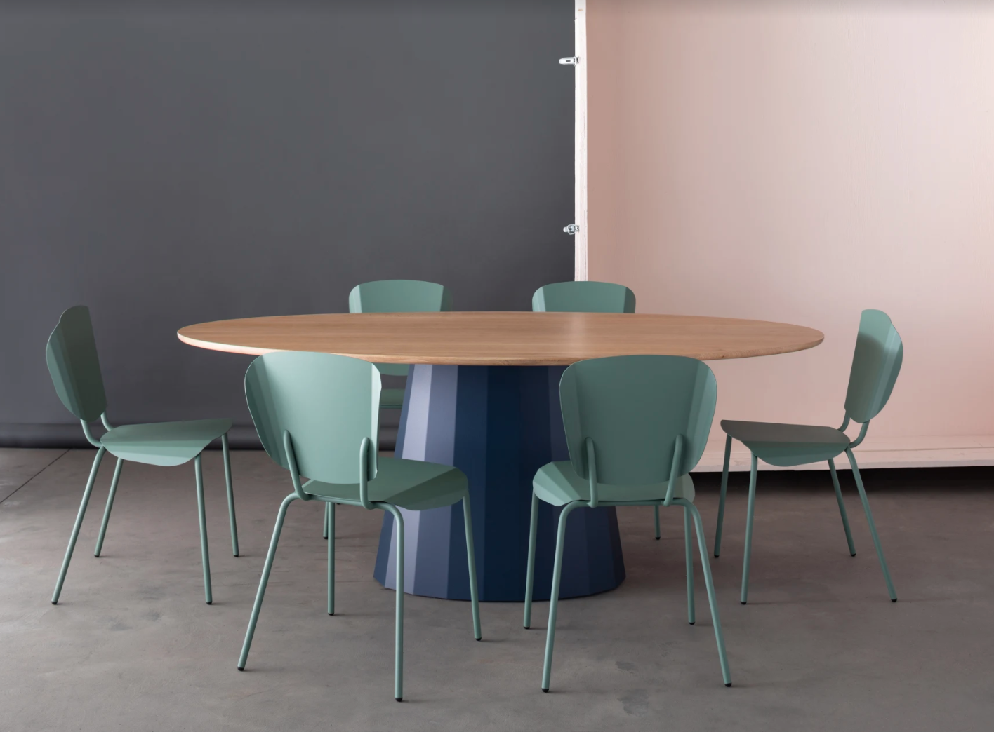 Mobilier en acier Matière grise