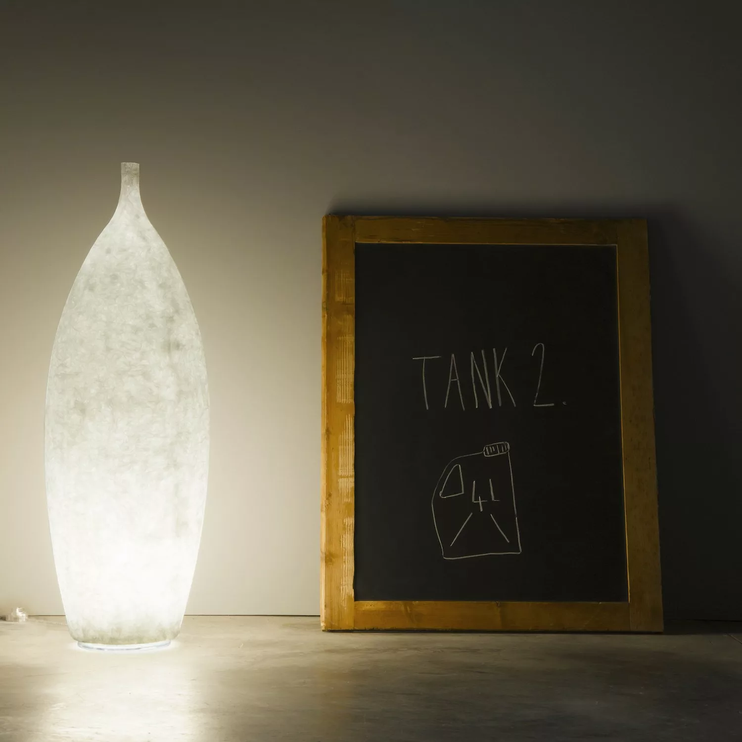 Lampadaire Tank 2 au design original et moderne en Nebulite