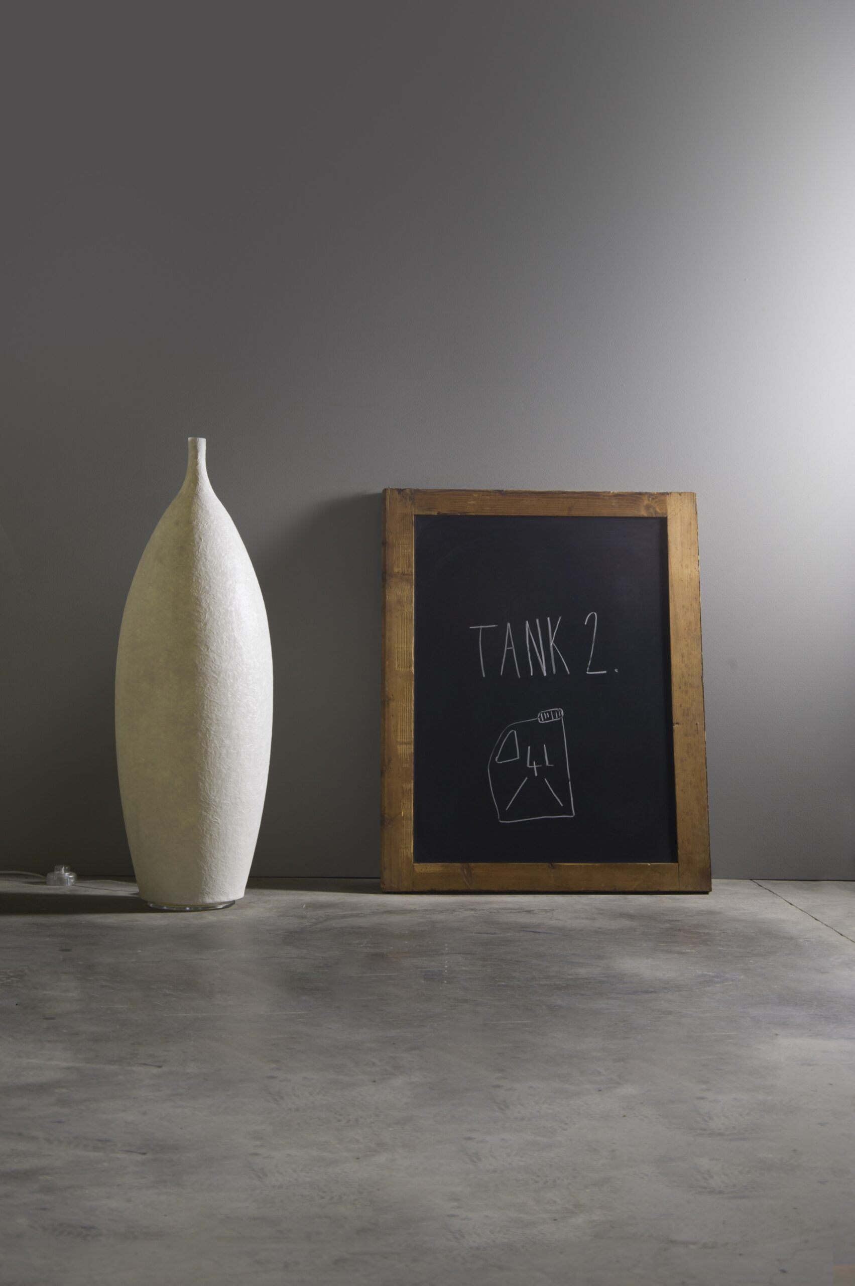 Lampadaire Tank 2 au design original et moderne en Nebulite Lampadaire Tank 2 au design original et moderne en Nebulite