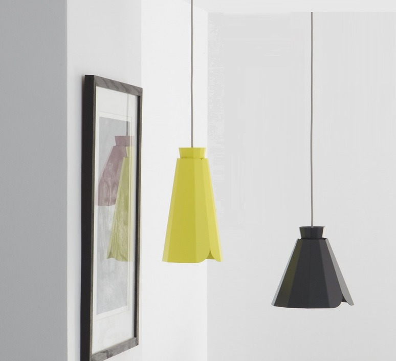 Suspension Ankara en acier avec assise en chêne par Constance Guisset x Matière grise Suspension Ankara en acier avec assise en chêne par Constance Guisset x Matière grise