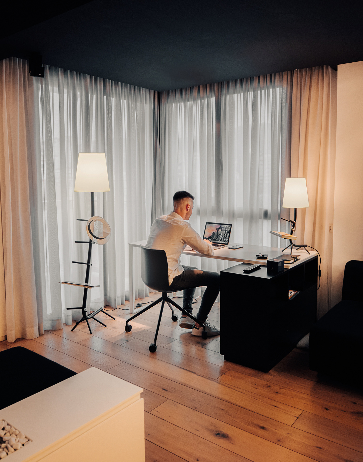 Lampe a poser Centipede en acier au design insolite par Rubtsov Maxim x Mantra Lampe a poser Centipede en acier au design insolite par Rubtsov Maxim x Mantra