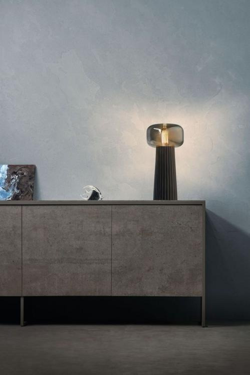 Lampe a poser Faro en céramique et abat jour en verre au design contemporain par Maria Khachikyan x Mantra Lampe a poser Faro en céramique et abat jour en verre au design contemporain par Maria Khachikyan x Mantra