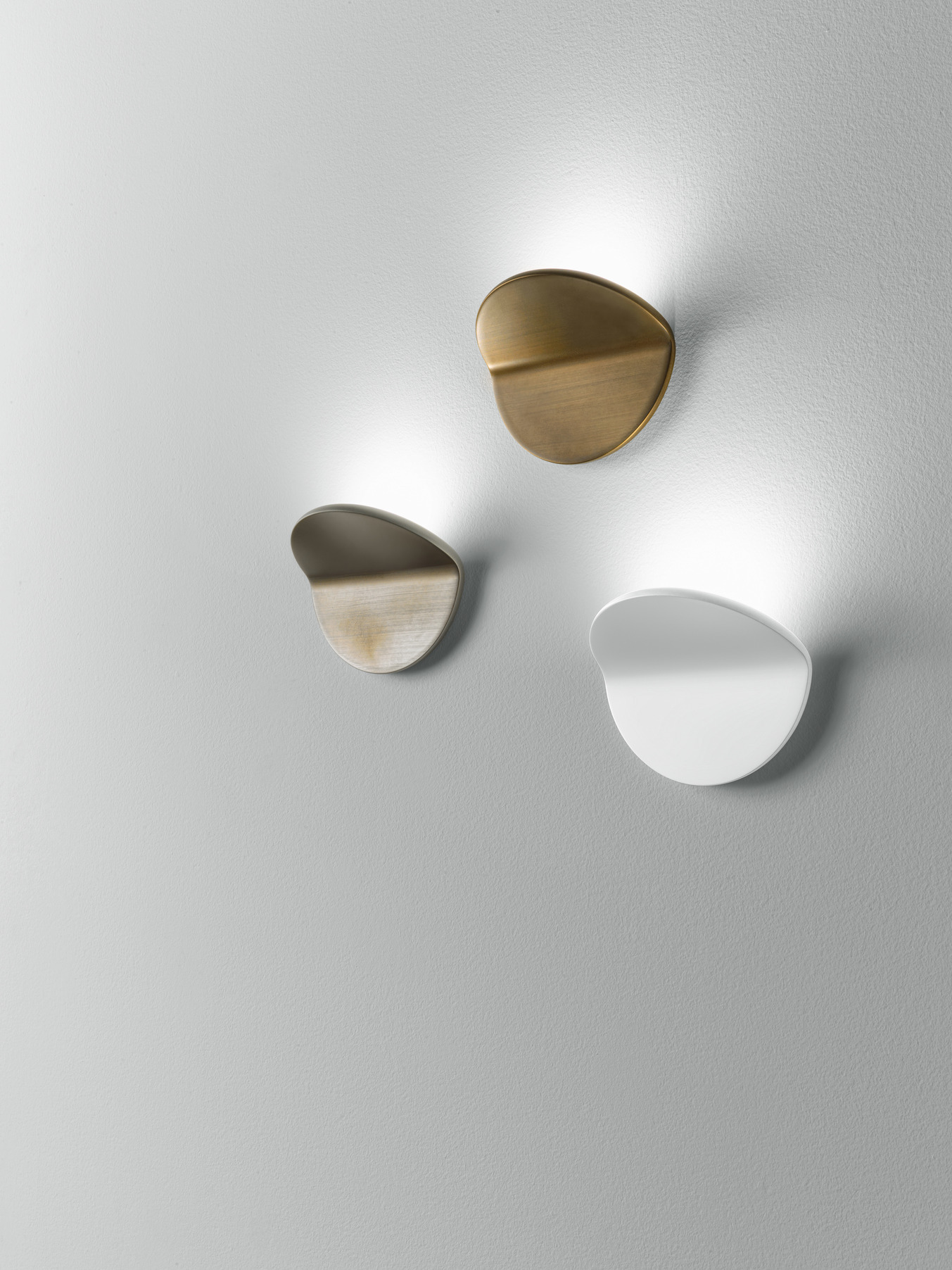 Applique murale PLUG disque aluminium plié par Gea luce Applique murale PLUG disque aluminium plié par Gea luce