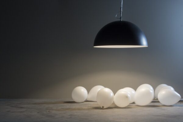 Suspension contemporaine Mezza luna lavagna Ø70cm avec effet tableau noir personnalisable