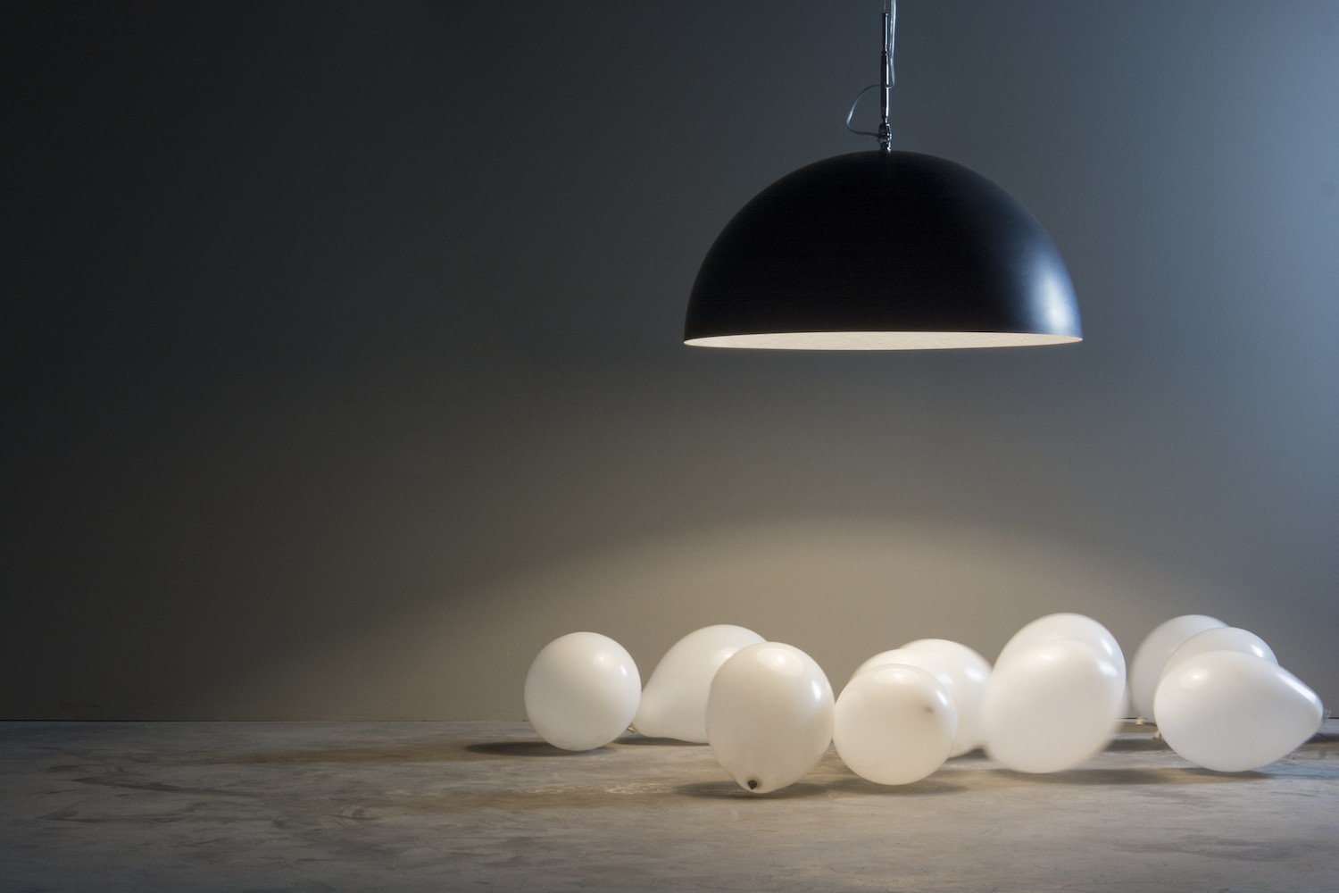 Suspension contemporaine Mezza luna lavagna Ø70cm avec effet tableau noir personnalisable