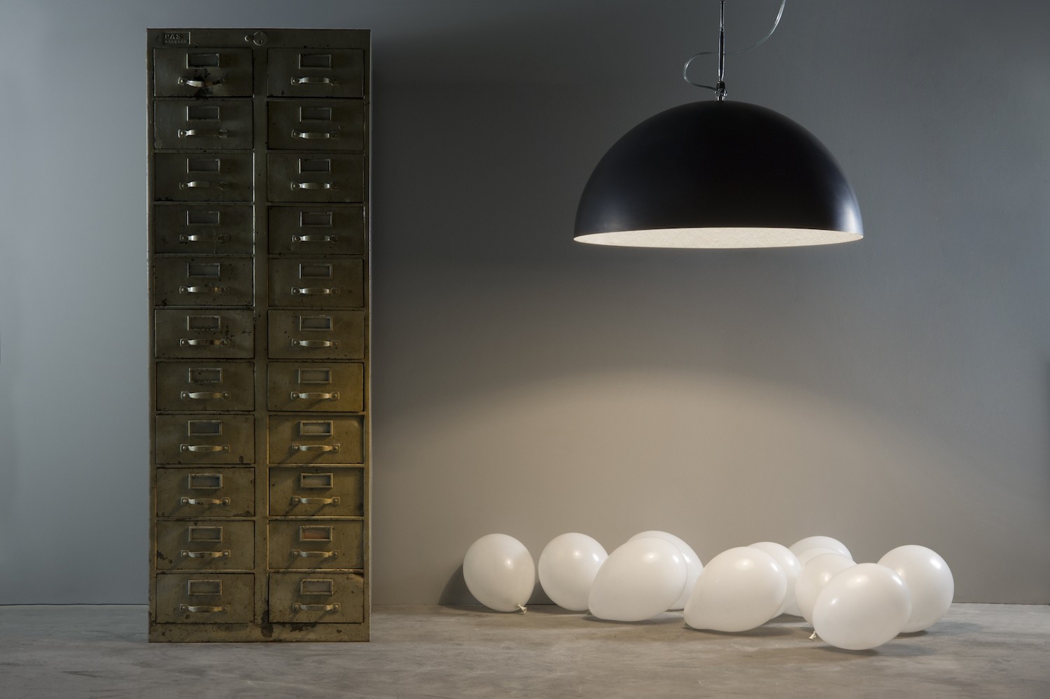 Suspension contemporaine Mezza luna lavagna Ø70cm avec effet tableau noir personnalisable Suspension contemporaine Mezza luna lavagna Ø70cm avec effet tableau noir personnalisable