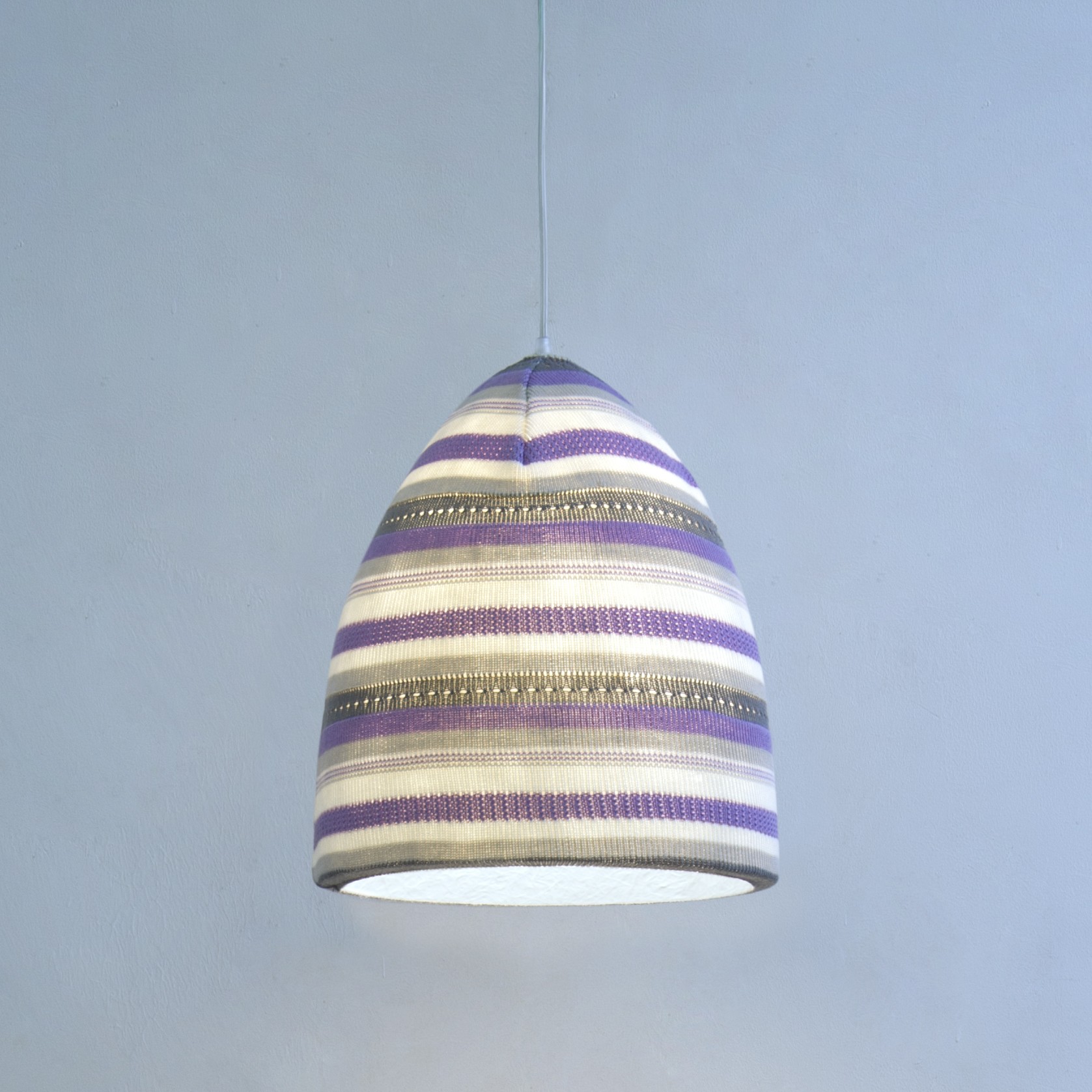 Suspension contemporaine Flower stripe en laine au design moderne et original