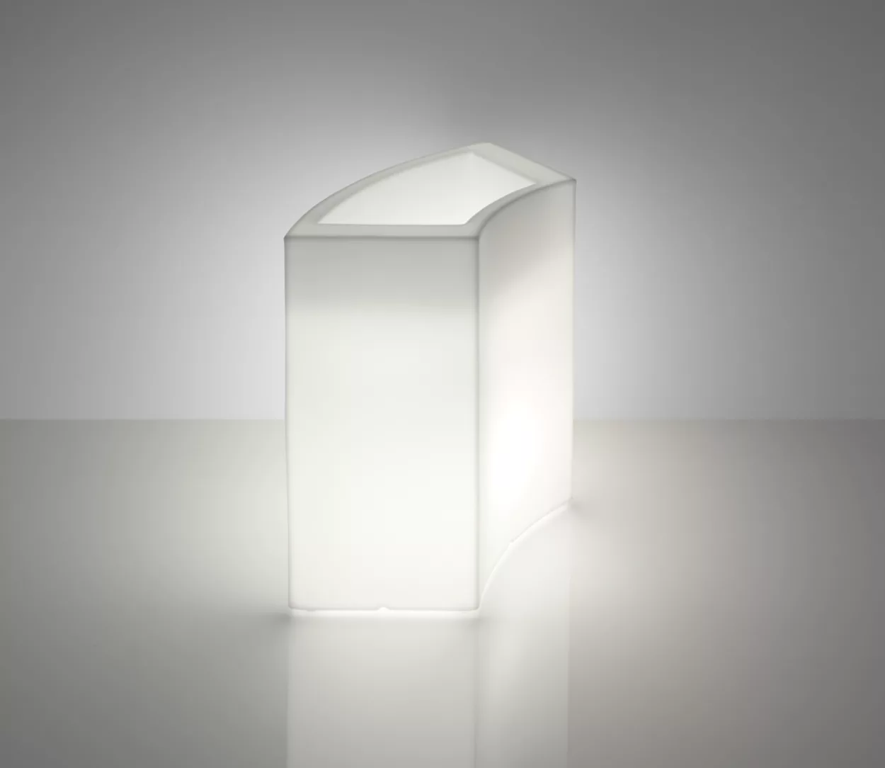 Bar lumineux Ice bar en polyéthylène par SLIDE Studio