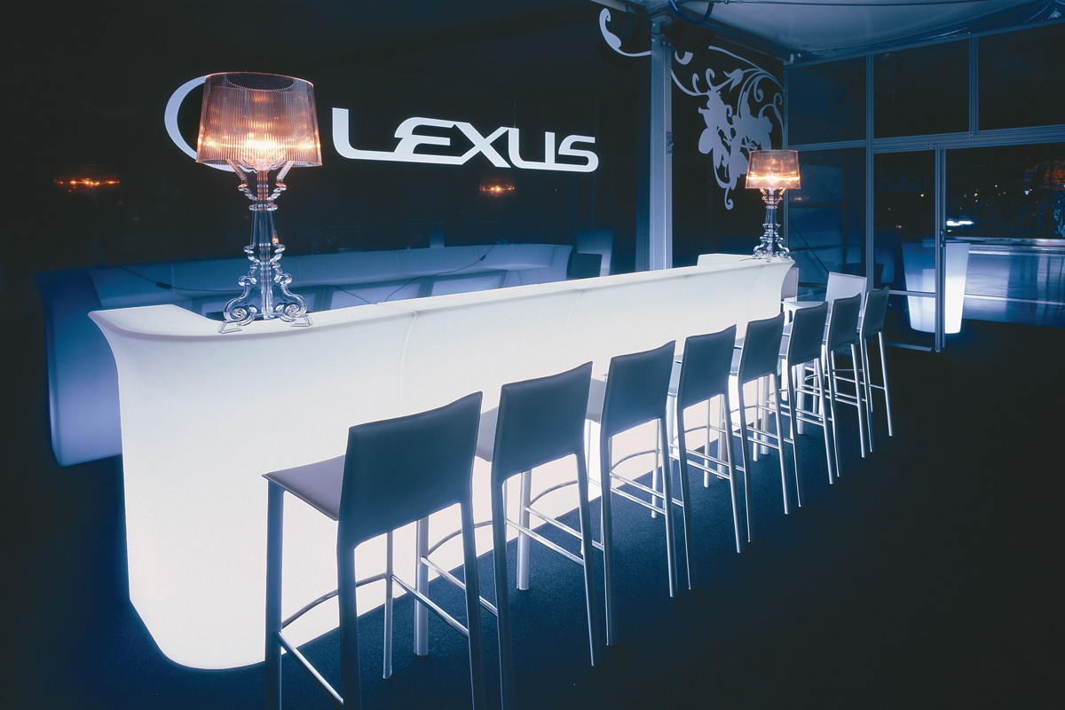 Bar lumineux Jumbo bar en polyéthylène par Jorge Najera x SLIDE Studio Bar lumineux Jumbo bar en polyéthylène par Jorge Najera x SLIDE Studio