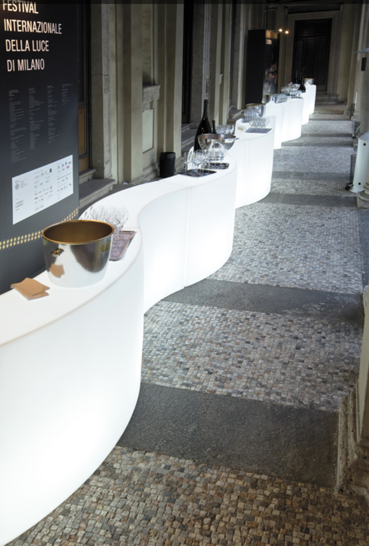 Bar lumineux Snack Bar en polyéthylène par Giò Colonna Romano x SLIDE Studio