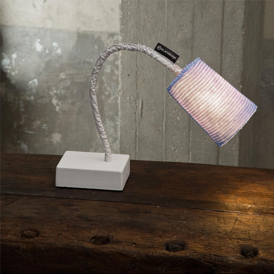 Lampe à poser contemporaine Paint T stripe en laine au design moderne et original Lampe à poser contemporaine Paint T stripe en laine au design moderne et original