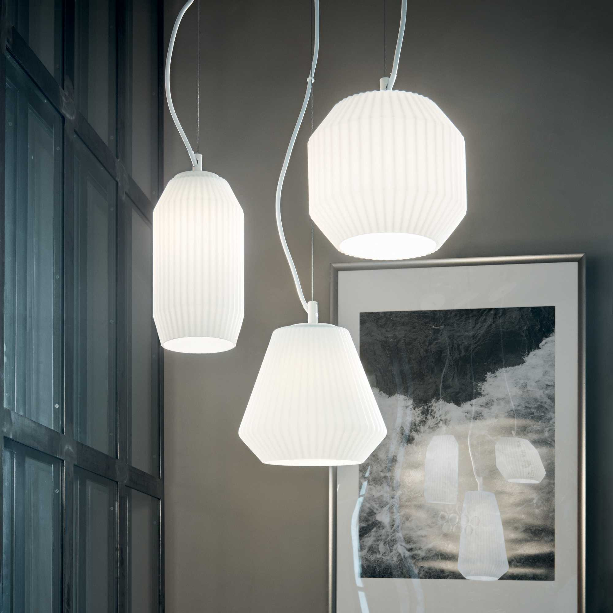 Suspension Origamistyle avec abat-jour en verre soufflé au design contemporain